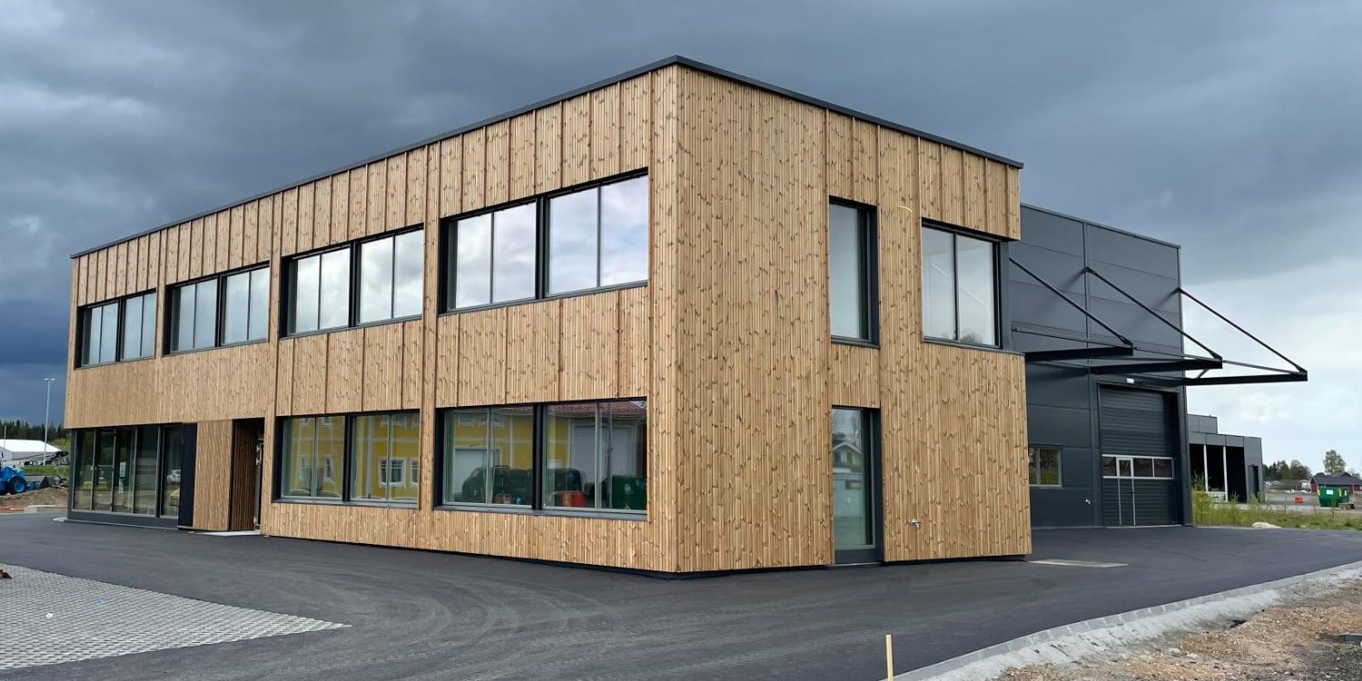 Ferdigstilt kombinasjonsbygg med lager og kontor, levert av FBSnor på Nannestad.
