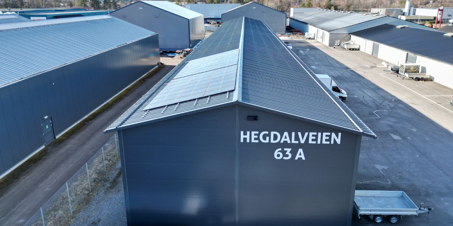 Lagerhall med solceller på taket sett ovenfra.