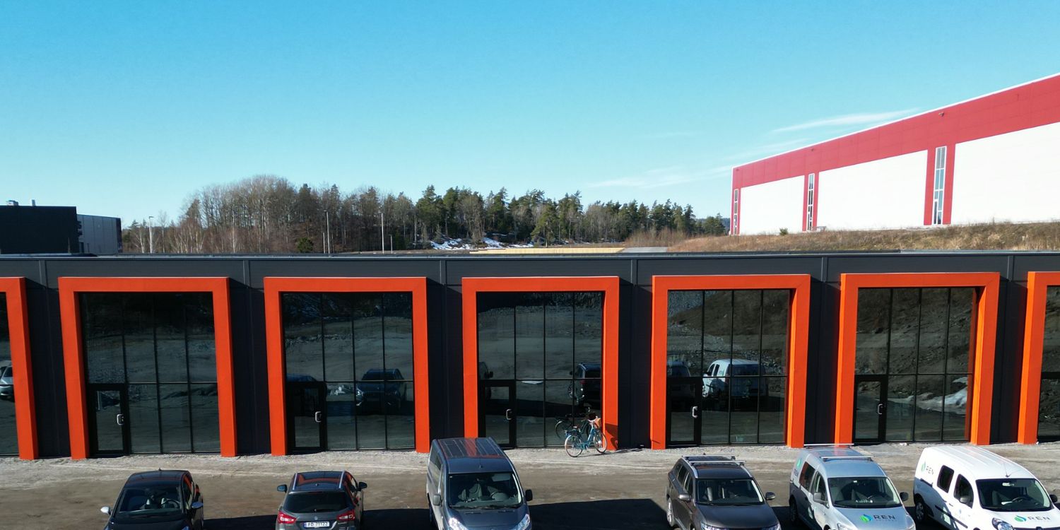 Fasaden av kontorbygg med lagerseksjoner på Amundrød i Larvik.