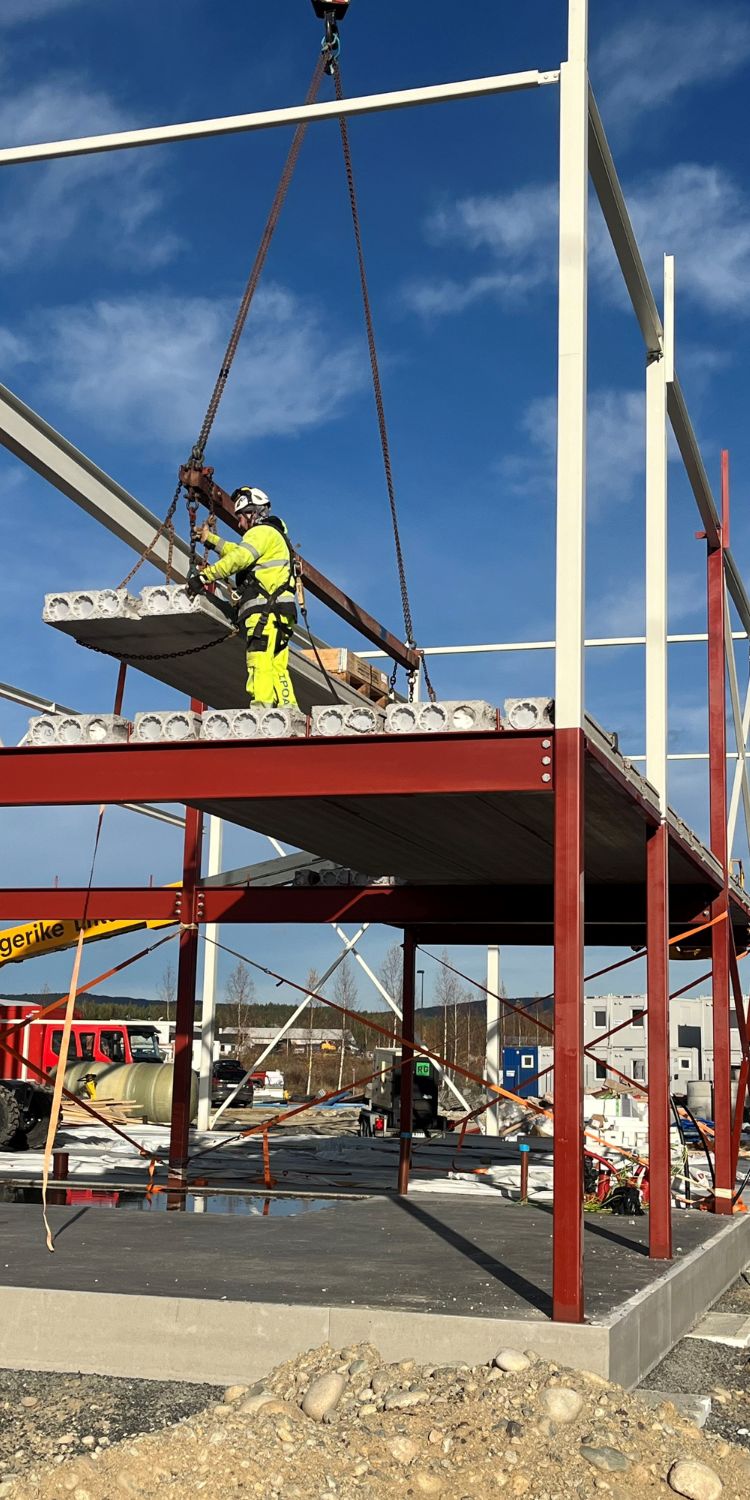 Hulldekke løftes på stålkonstruksjonen for stålbygget FBSnor monterer for Hole Eiendsomservice AS. 